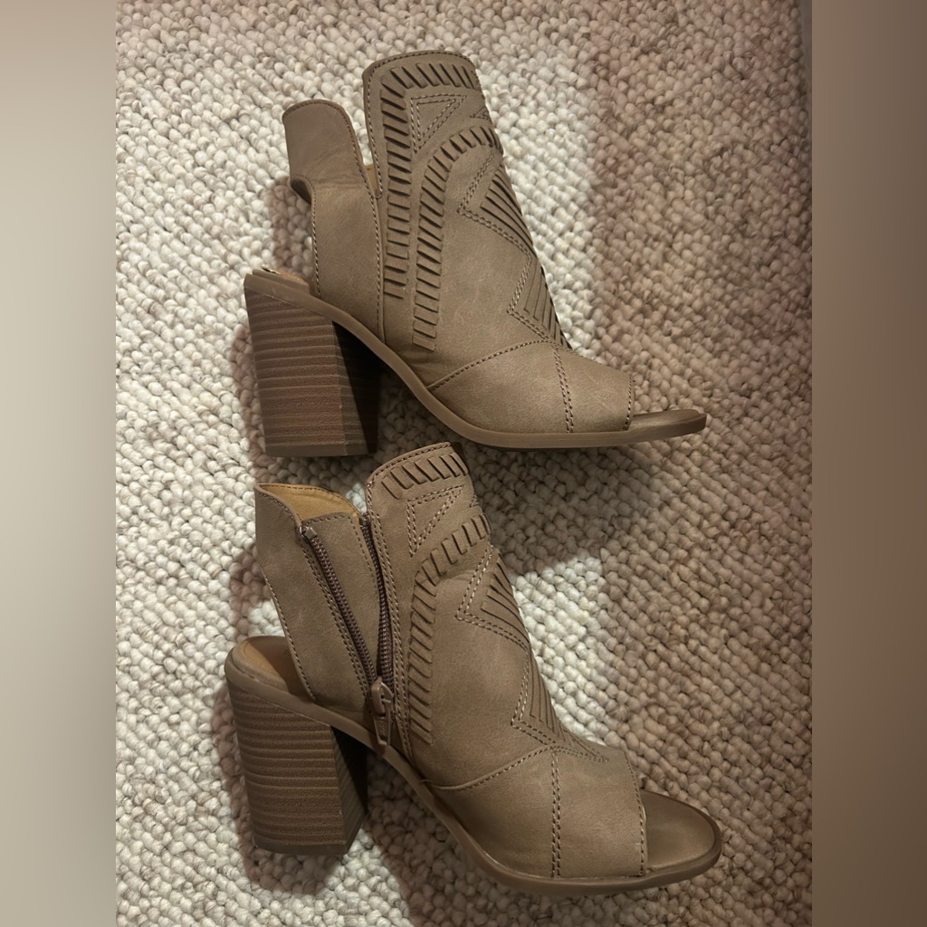 Universal Thread Aztec Heels